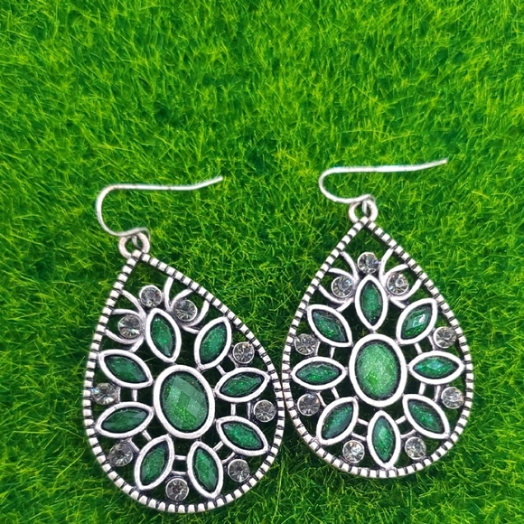 Emerald Green Crystal Oval Drop Earrings E1011 - Picture 1 of 3